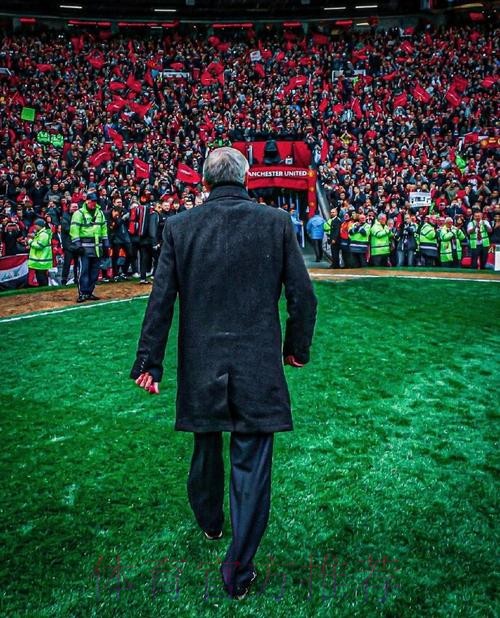 主场0-2落后，弗格森在老特拉福德看台表情失望